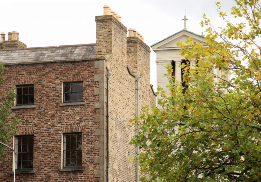 9 Merchant's Quay with the Italianate belfry of Adam & Eve's rising behind