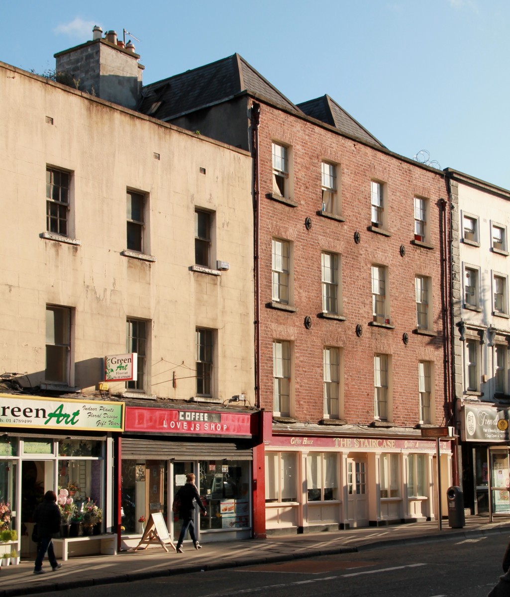 Distinctive massing of double roof profile 
